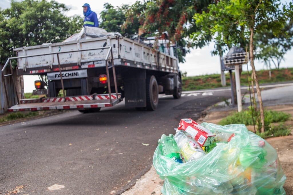 SAEV ORIENTA MORADORES A COLOCAR RECICLÁVEIS NA CALÇADA ANTES DAS 7H EM VOTUPORANGA